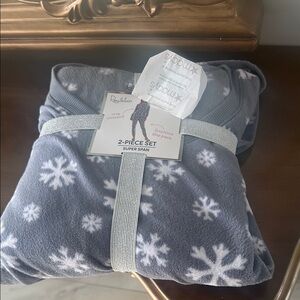 Roudelain  Gray and White Lounge Set